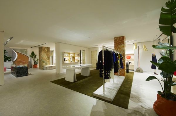 celine-store-at-avenue-montaigne-paris-2014EF730AC6-E704-4034-A35A-D11CD95692B3.jpg